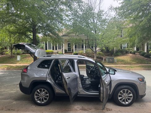 Used 2019 Jeep Cherokee Latitude Plus w/ Cold Weather Group FWD image 5