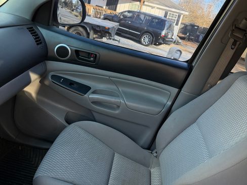 Used 2015 Toyota Tacoma PreRunner w/ SR5 Package RWD image 9