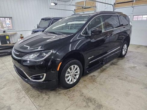 Used 2018 Chrysler Pacifica Touring-L image 6