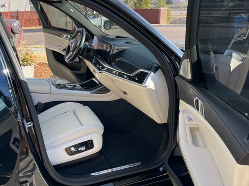 Used 2025 BMW X7 M60i w/ Climate Comfort Package image 8