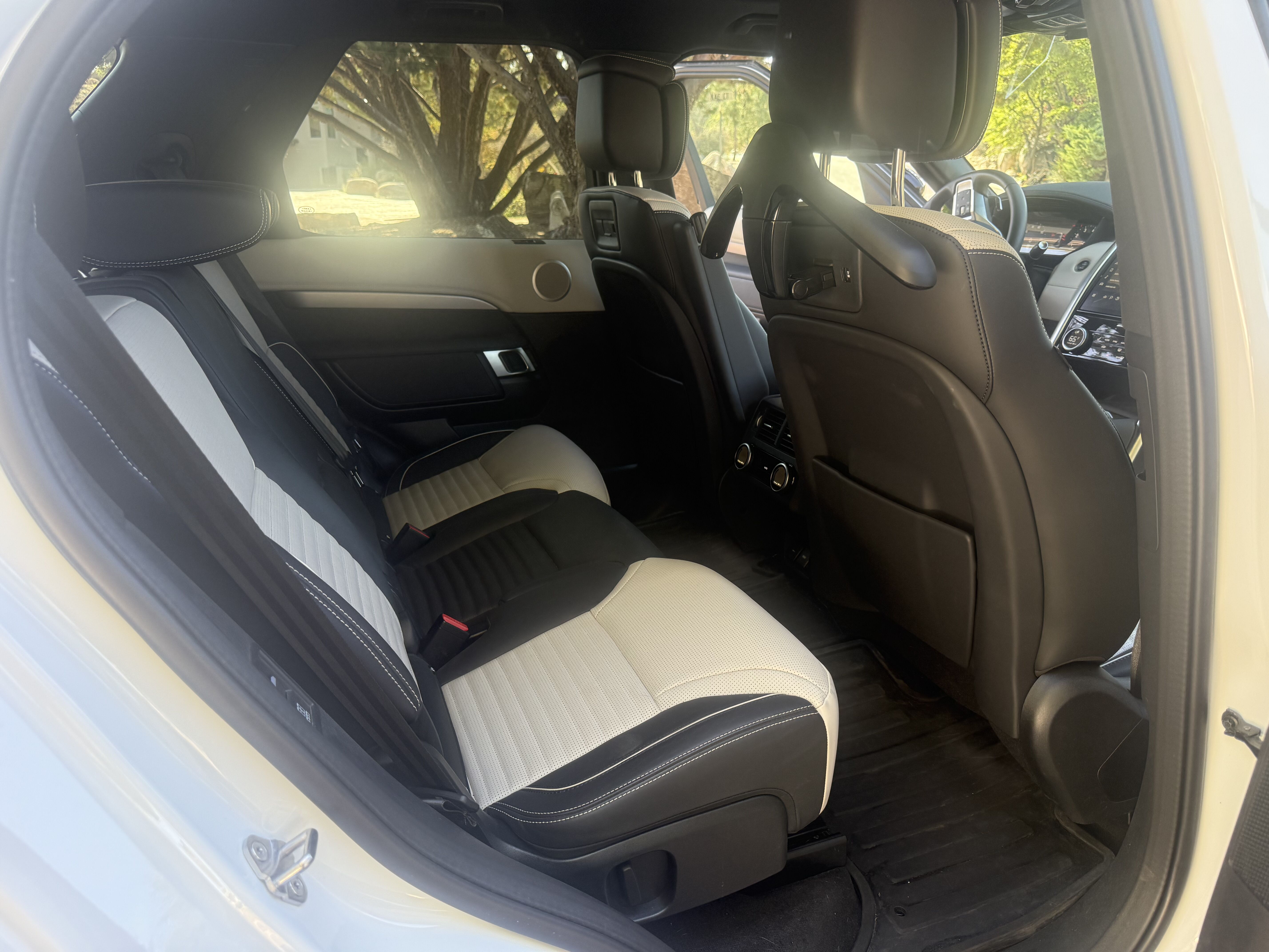 Used 2024 Land Rover Discovery Dynamic SE AWD/4WD image 11