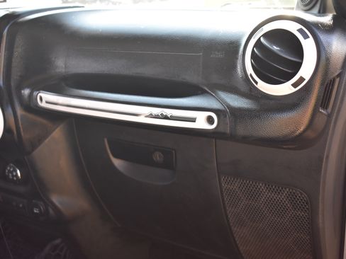 Used 2014 Jeep Wrangler Unlimited Sahara image 20