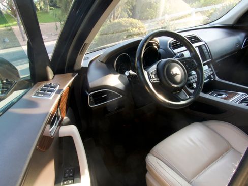 Used 2017 Jaguar F-PACE Prestige image 6