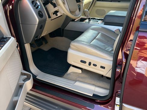 Used 2012 Ford Expedition XLT image 11