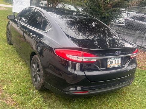 Used 2017 Ford Fusion SE FWD image 4