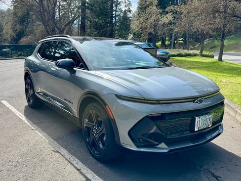 Used 2025 Chevrolet Equinox EV RS w/ Convenience Package II image 5