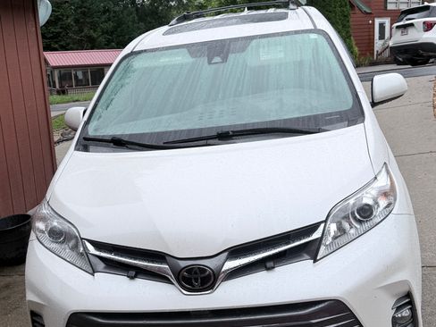 Used 2020 Toyota Sienna XLE Premium FWD image 1