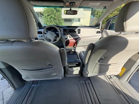 Used 2011 Toyota Sienna XLE FWD image 13