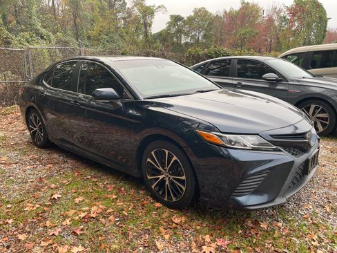 Used 2018 Toyota Camry SE image 5