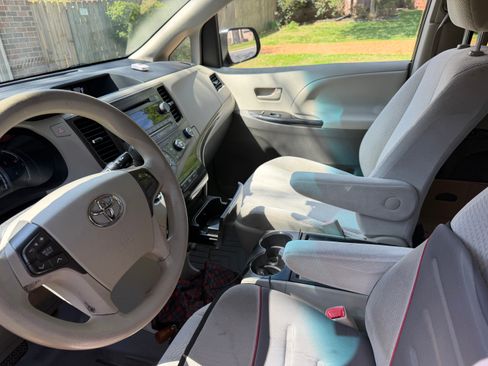 Used 2011 Toyota Sienna LE image 2