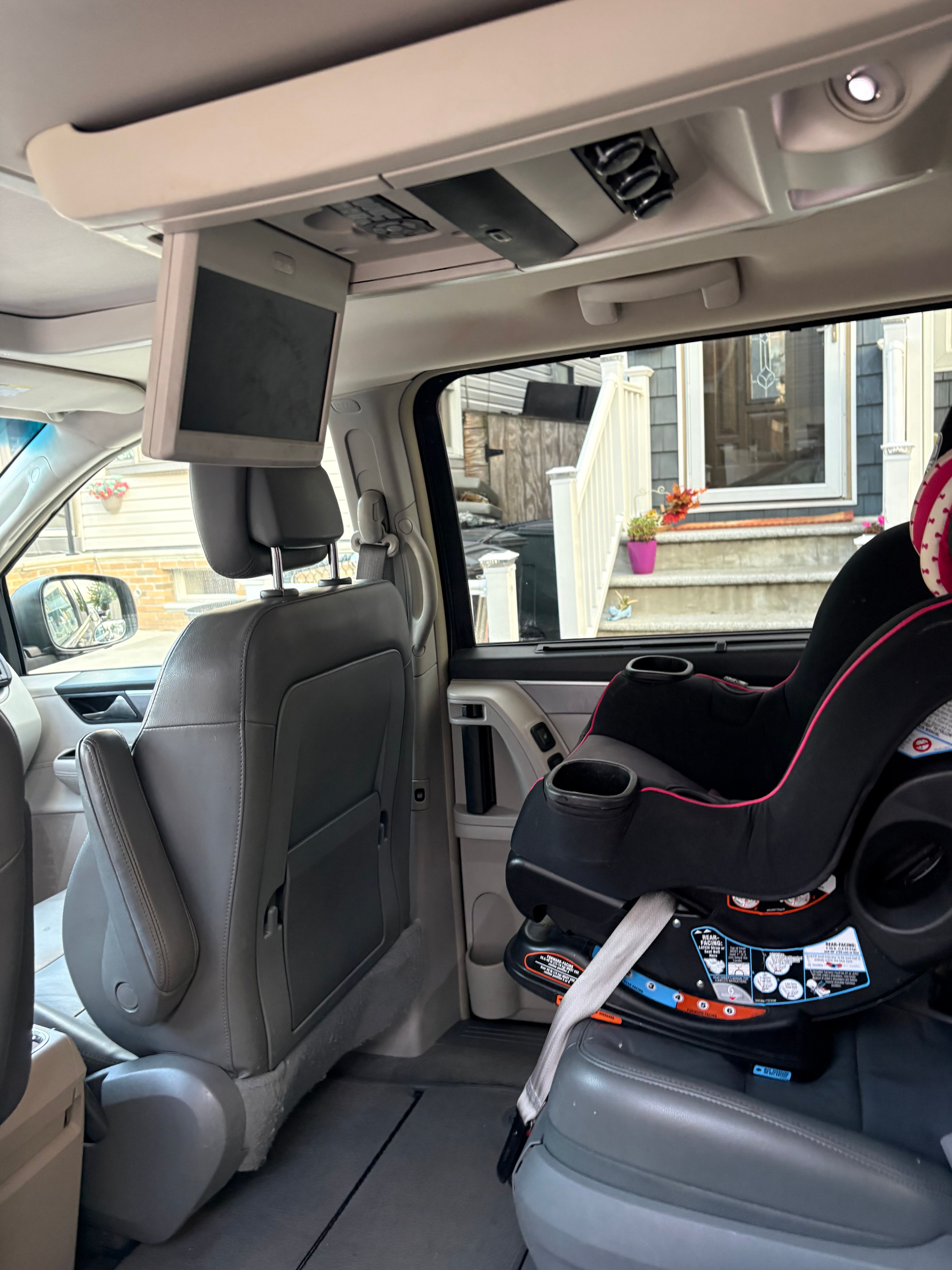 Used 2011 Volkswagen Routan SEL FWD image 2