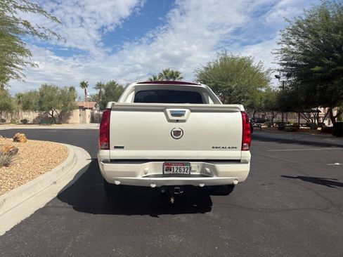 Used 2010 Cadillac Escalade EXT Premium image 6