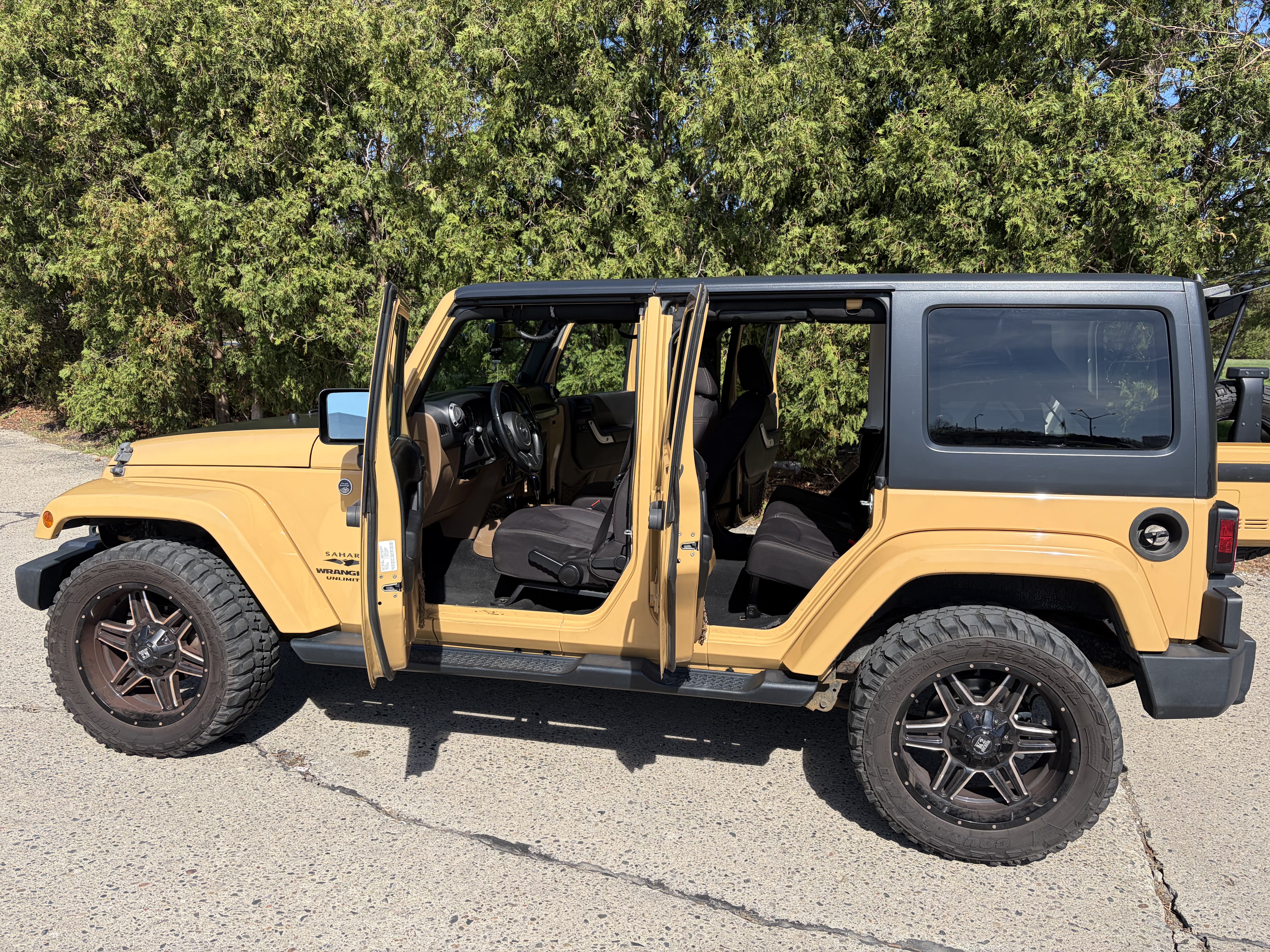 Used 2013 Jeep Wrangler Unlimited Sahara w/ Connectivity Group AWD/4WD image 11