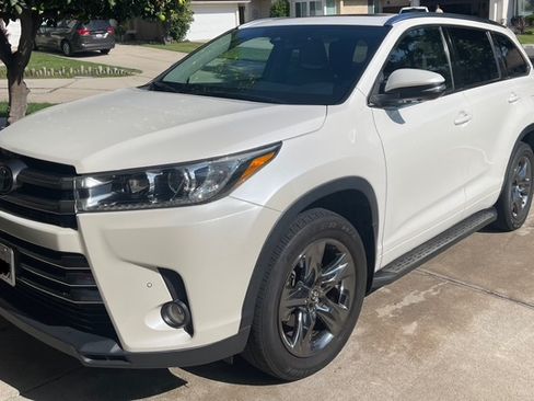 Used 2017 Toyota Highlander Limited Platinum image 1