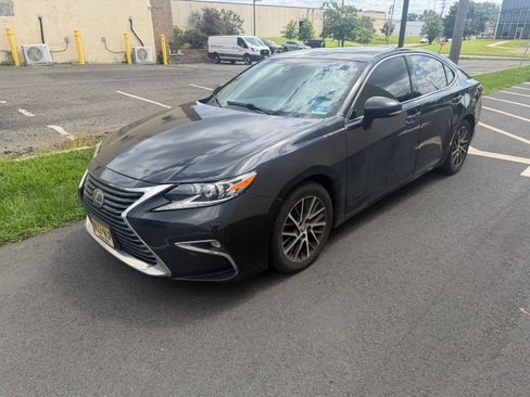 Used 2017 Lexus ES 350 w/ Luxury Package FWD image 2