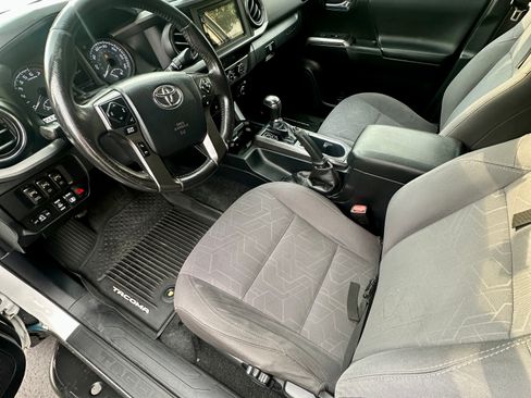 Used 2017 Toyota Tacoma TRD Off-Road image 15