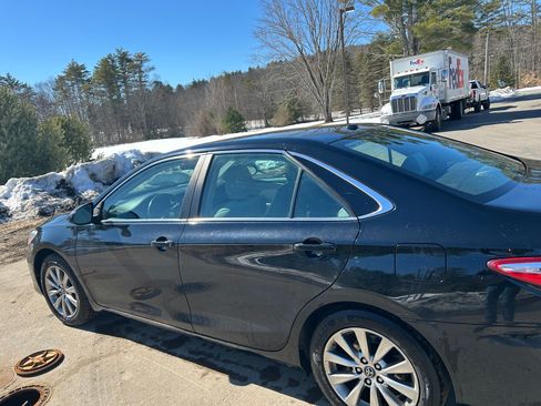 Used 2017 Toyota Camry XLE w/ Moonroof Package image 5