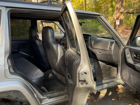 Used 2001 Jeep Cherokee Sport image 9