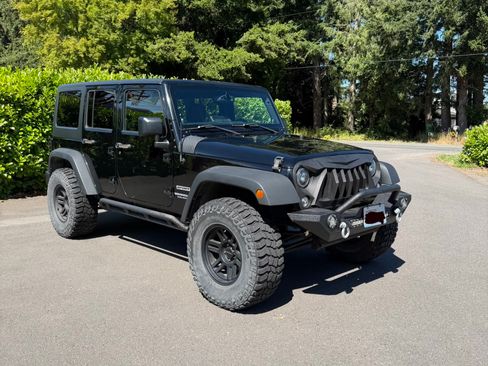Used 2014 Jeep Wrangler Unlimited Sport w/ Quick Order Package 24S AWD/4WD image 2