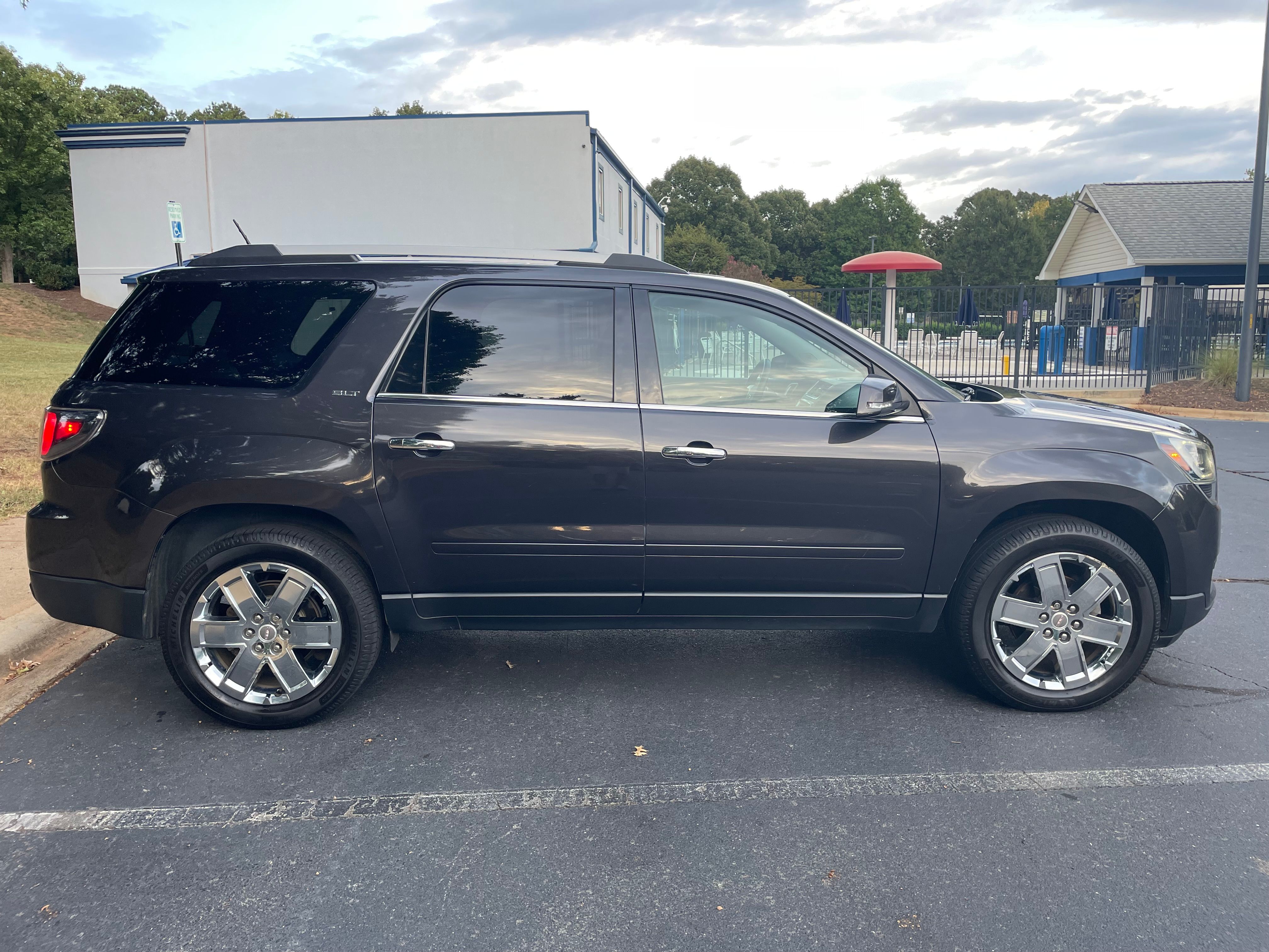 Used 2017 GMC Acadia Limited SLT AWD/4WD image 9