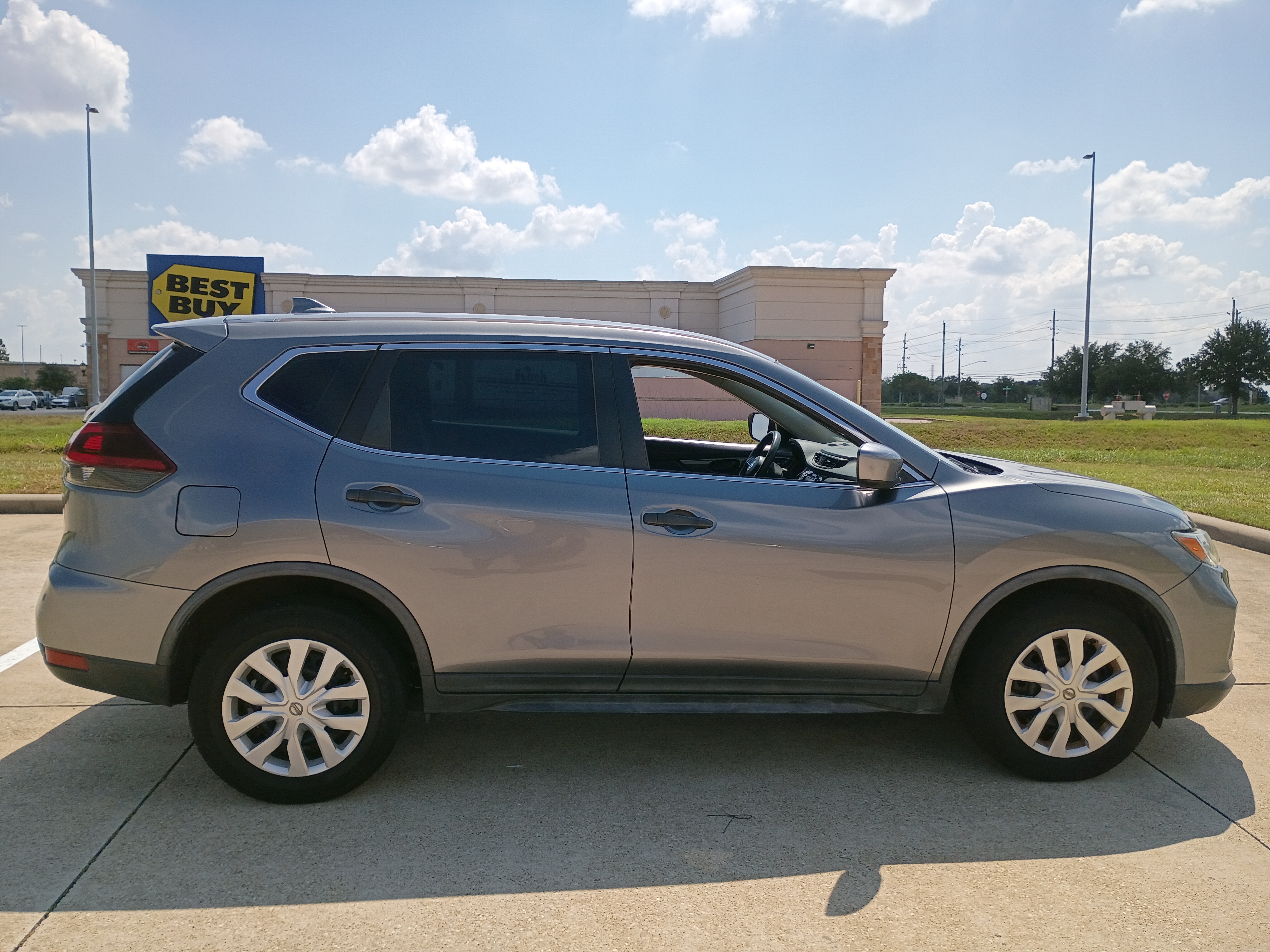 Used 2020 Nissan Rogue S FWD image 2