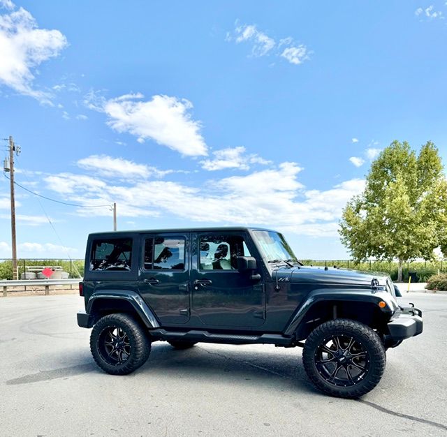 Used 2016 Jeep Wrangler Unlimited Sahara w/ Connectivity Group AWD/4WD image 5