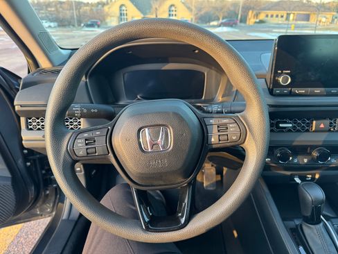 Used 2023 Honda Accord EX image 17
