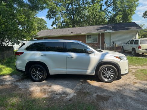 Used 2018 Toyota Highlander XLE AWD/4WD image 1