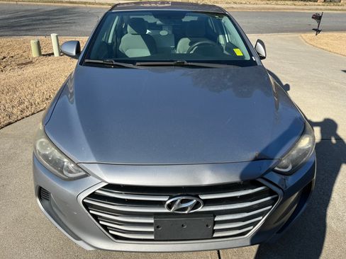 Used 2017 Hyundai Elantra SE image 2
