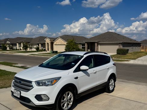 Used 2018 Ford Escape SE w/ SE Sync 3 Package FWD image 1