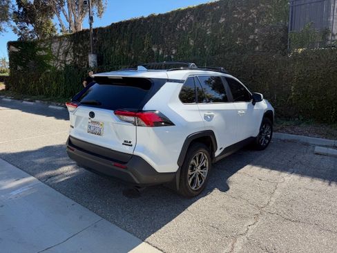 Used 2023 Toyota RAV4 XLE Premium image 5