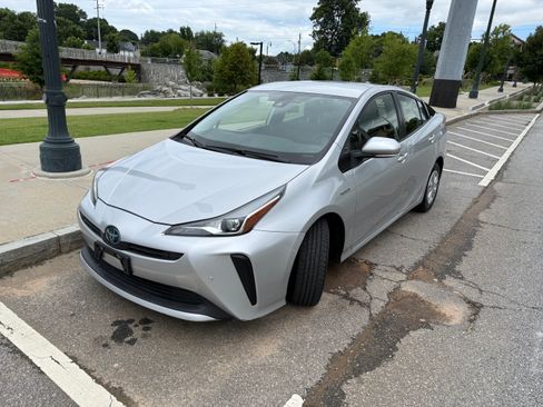 Used 2021 Toyota Prius LE FWD image 1