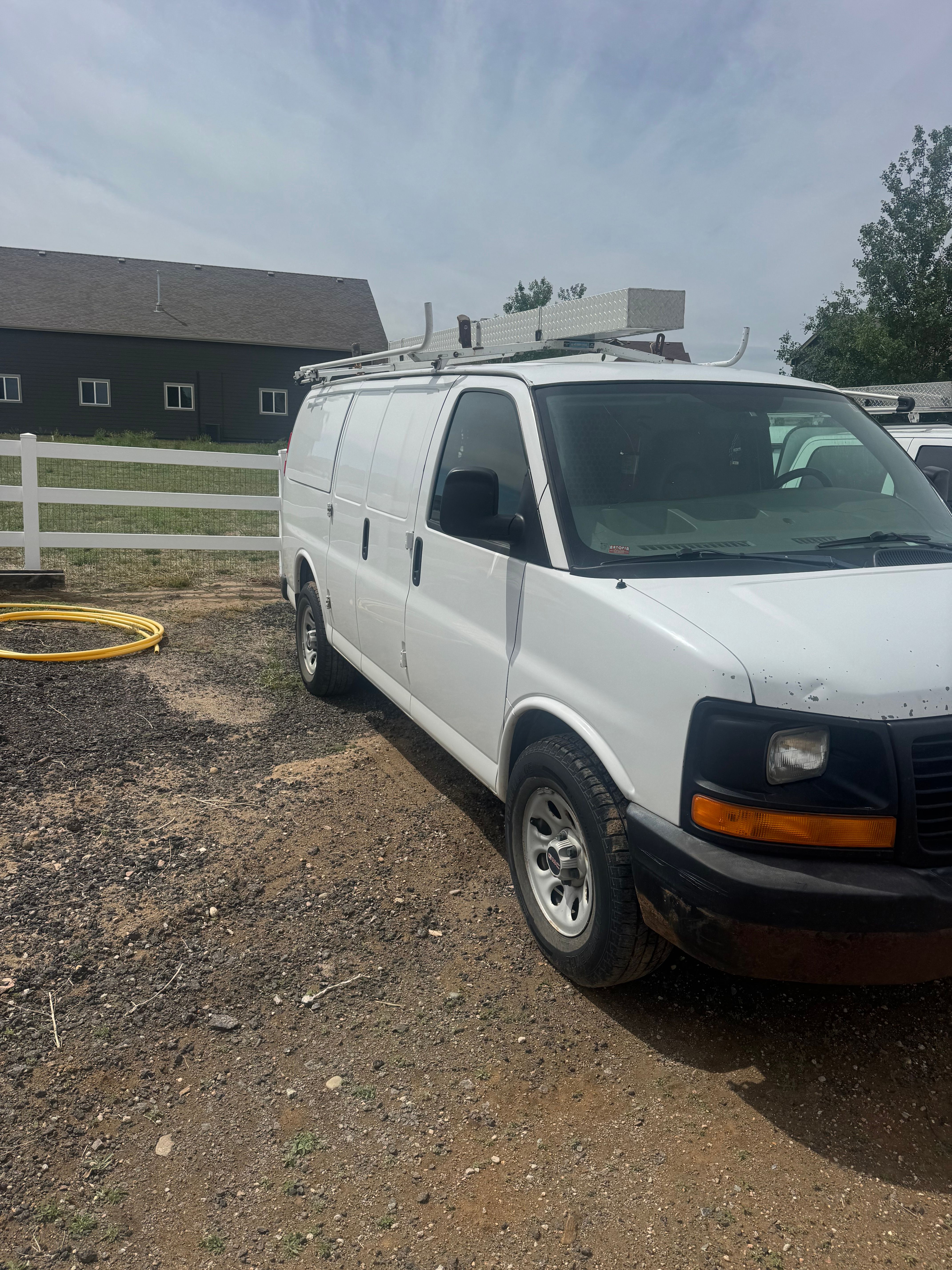 Used 2009 GMC Savana 1500 RWD image 1