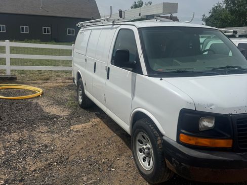 Used 2009 GMC Savana 1500 RWD image 1