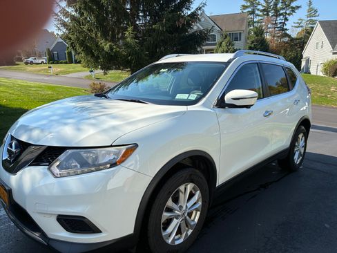 Used 2016 Nissan Rogue SV w/ SV Premium Package image 2