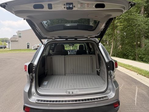 Used 2015 Toyota Highlander Limited w/ Driver Technology Package FWD image 11