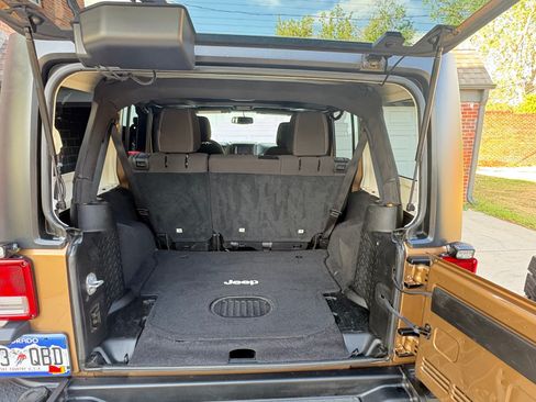 Used 2015 Jeep Wrangler Unlimited Rubicon image 28