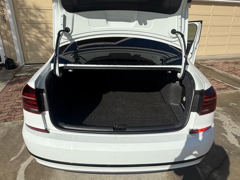 Used 2018 Volkswagen Passat 3.6 image 11