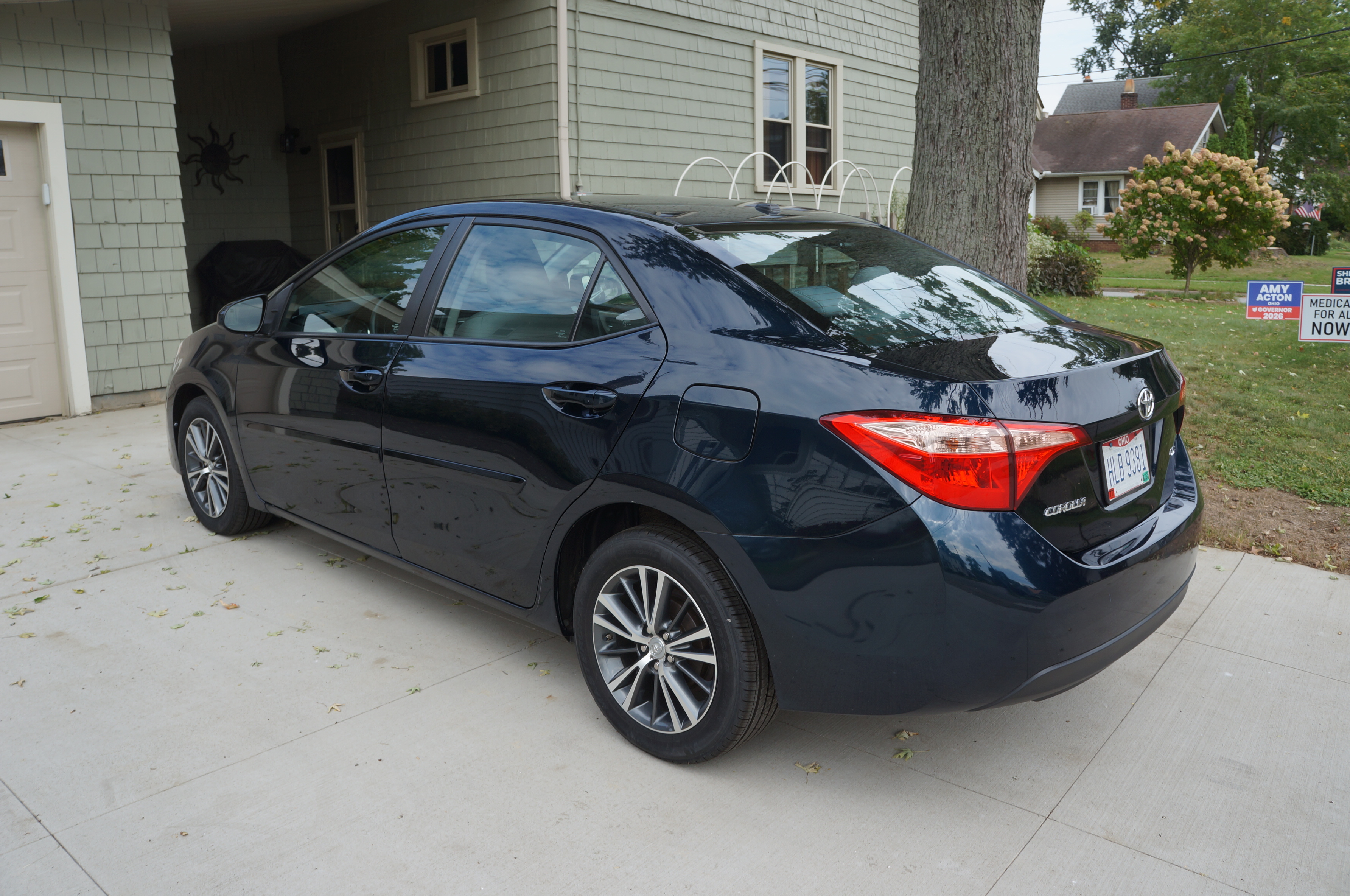 Used 2018 Toyota Corolla LE w/ LE Premium Package w/Moonroof FWD image 5