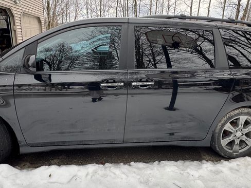 Used 2017 Toyota Sienna SE w/ SE Preferred Package image 1