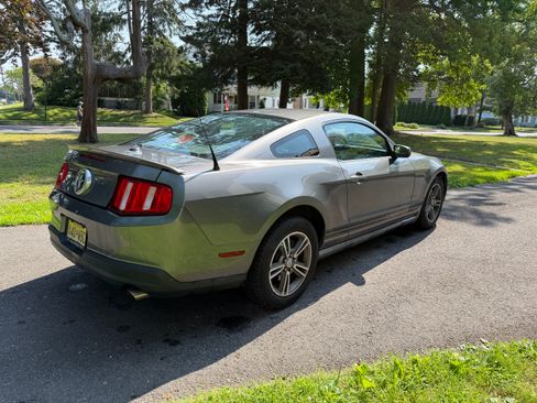 Used 2010 Ford Mustang Premium RWD image 4