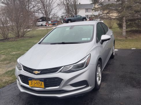 Used 2017 Chevrolet Cruze LT image 1