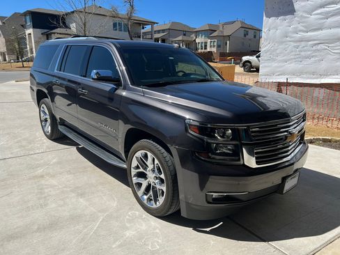 Used 2018 Chevrolet Suburban Premier image 2