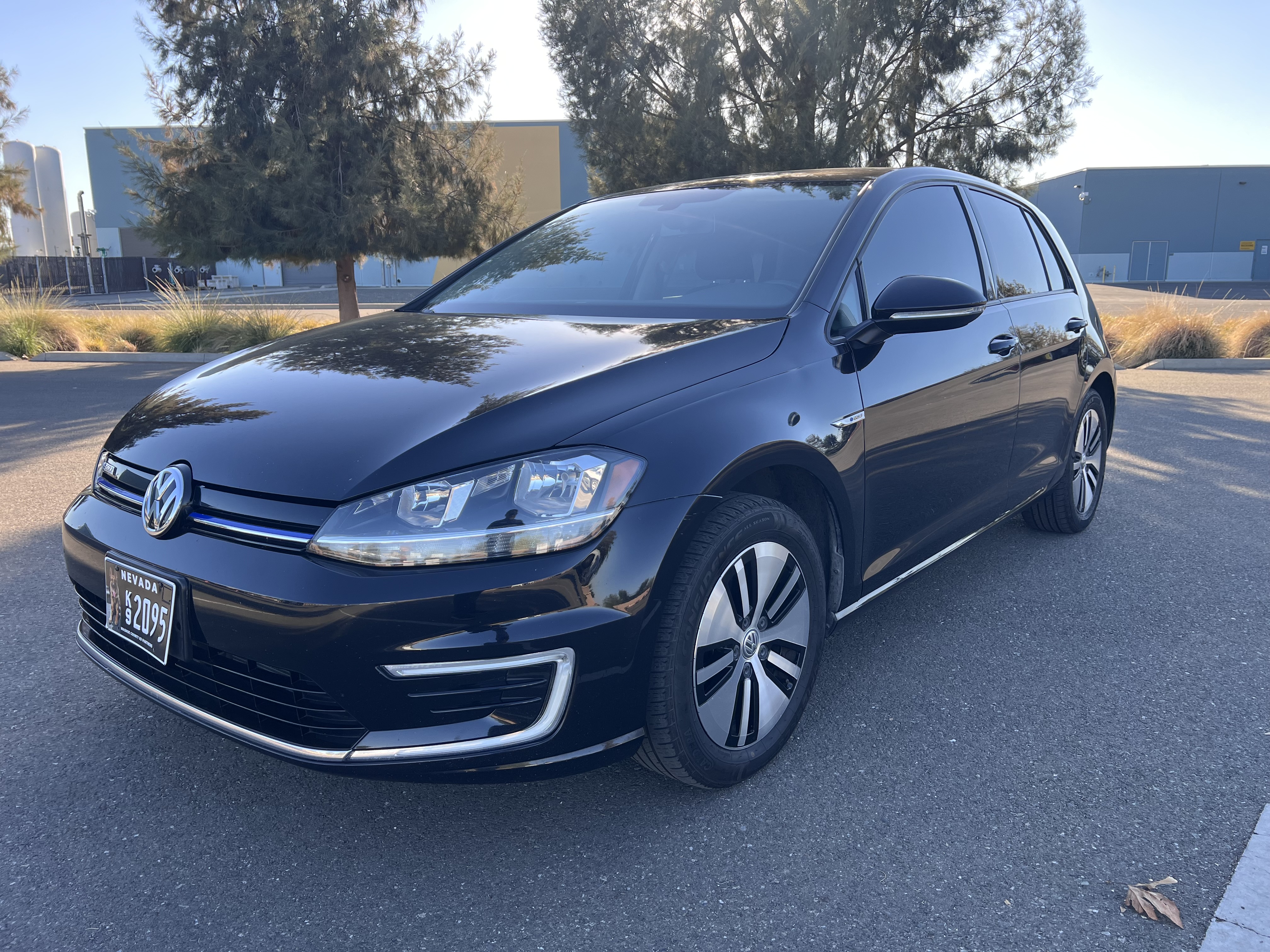 Used 2019 Volkswagen e-Golf SE w/ Driver Assistance Package FWD image 2