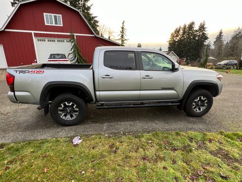 Used 2019 Toyota Tacoma TRD Off-Road image 11
