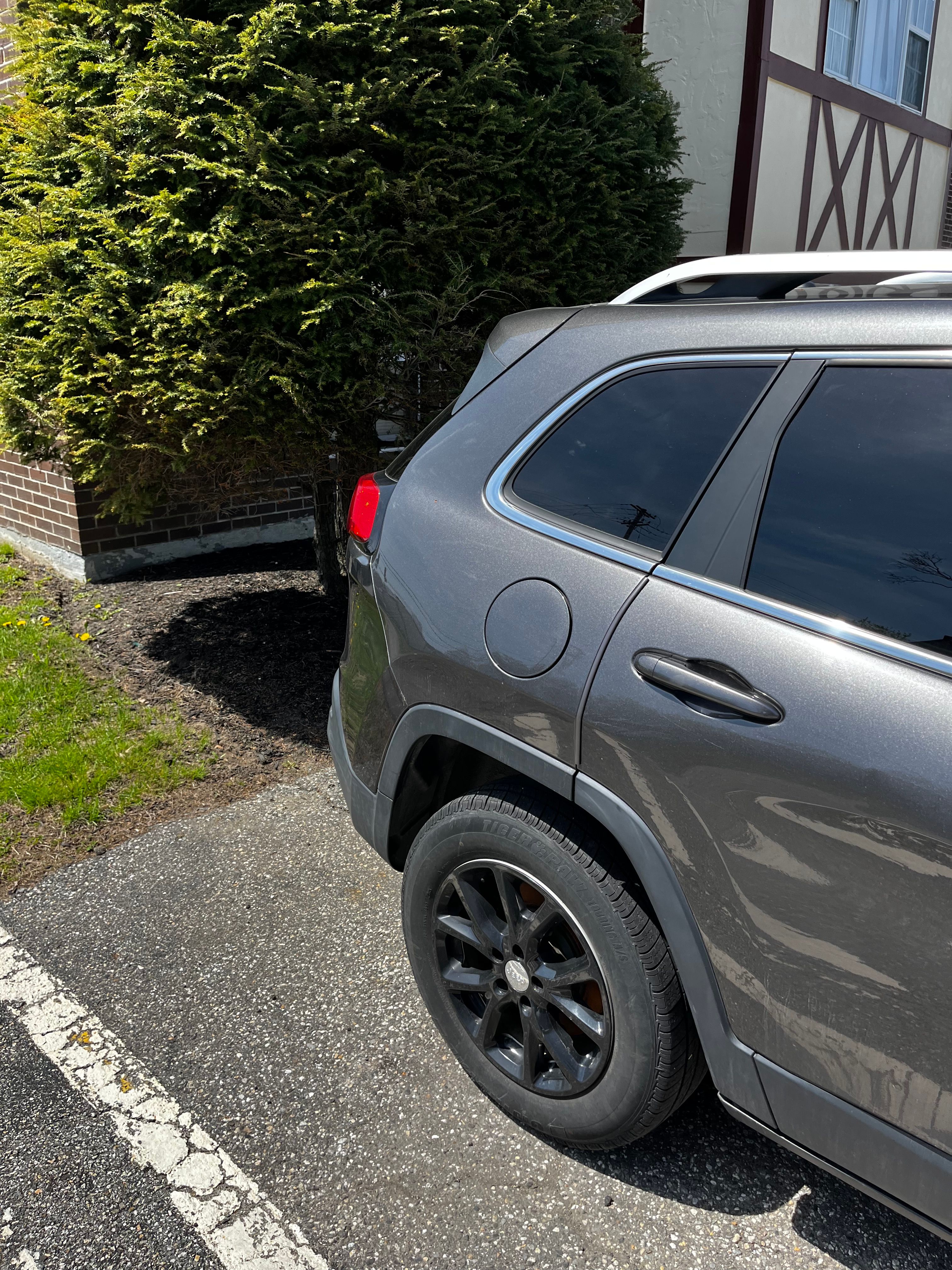 Used 2014 Jeep Cherokee Latitude w/ Comfort/Convenience Group AWD/4WD image 2