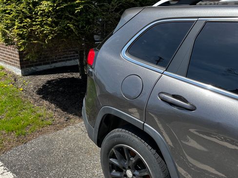 Used 2014 Jeep Cherokee Latitude w/ Comfort/Convenience Group AWD/4WD image 2