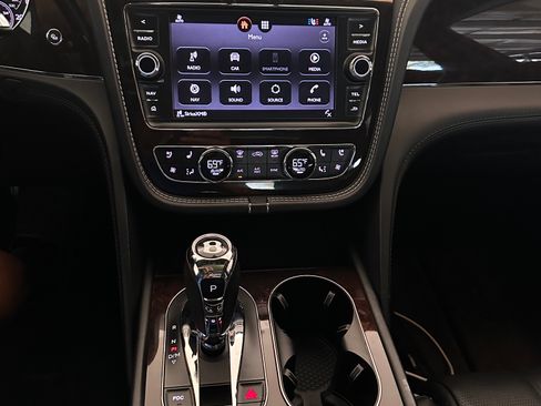 Used 2018 Bentley Bentayga image 10