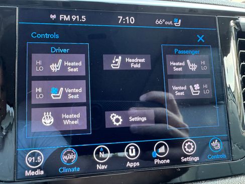 Used 2020 Chrysler Pacifica Limited image 16