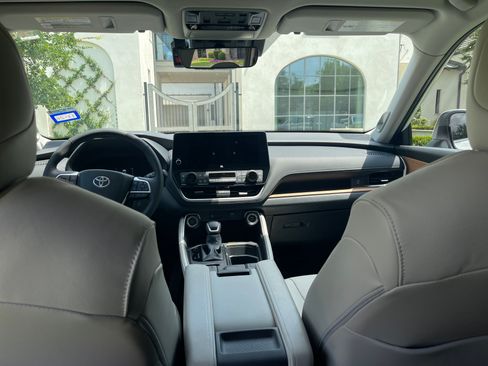 Used 2024 Toyota Grand Highlander AWD image 9